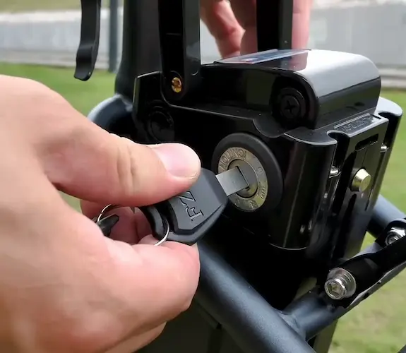 cierre de seguridad bateria touroll b1